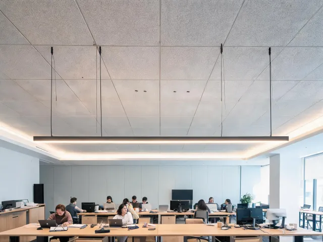 Suspended linear lighting system